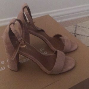 Nude pumps